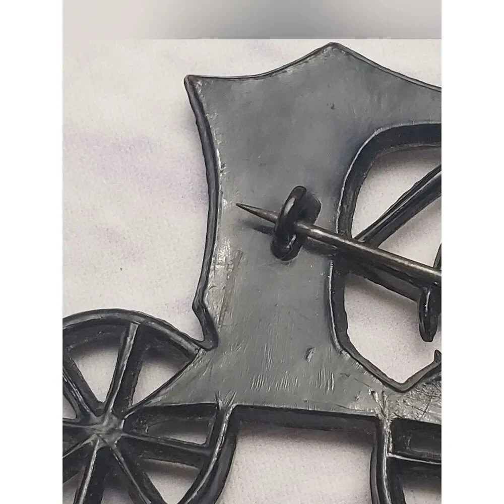 VINTAGE 1940s Horse & Buggy Molded Celluloid Plastic Brooch Collectible